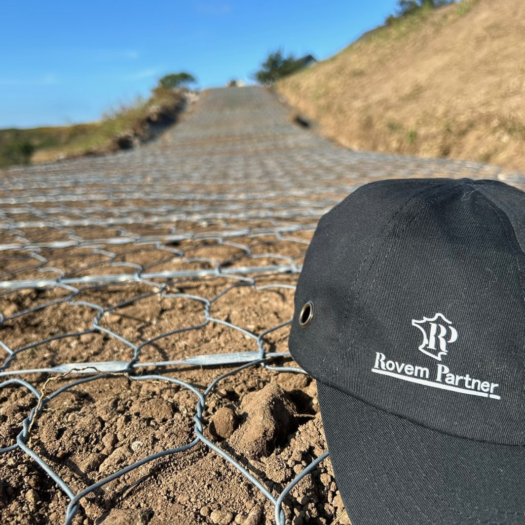 utilisation du Mesh Track géogrille pour renforcer sol et rendre carrossable la surface enherbée